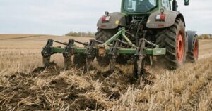 Traktor sa podrivačem koji vrši stratešku obradu bez prevrtanja plastova zemlje